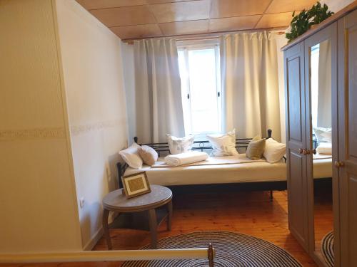 a room with a bed with a window and a table at Stillvolle Designwohnung im historischen Zentrum in Stolberg i. Harz