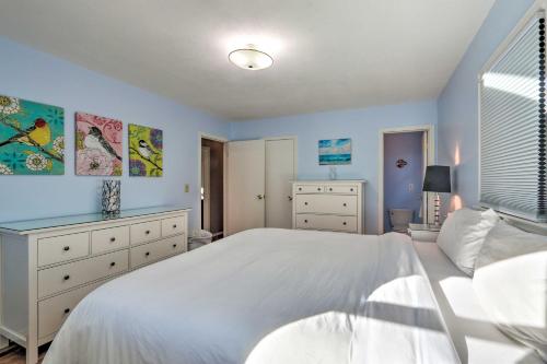 1 dormitorio con 1 cama blanca y paredes azules en Family-Friendly Woodbury Home with Yard and Deck!, en Woodbury