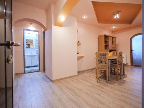 a kitchen and dining room with a table and chairs at Apartament Centrul Vechi in Curtea de Argeş