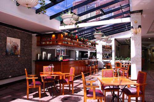 Un restaurante o sitio para comer en Ramada by Wyndham Buenos Aires
