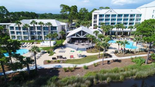 パナマ・シティ・ビーチにあるBluegreen's Bayside Resort and Spa at Panama City Beachのリゾートのプールの空からの景色を望めます。