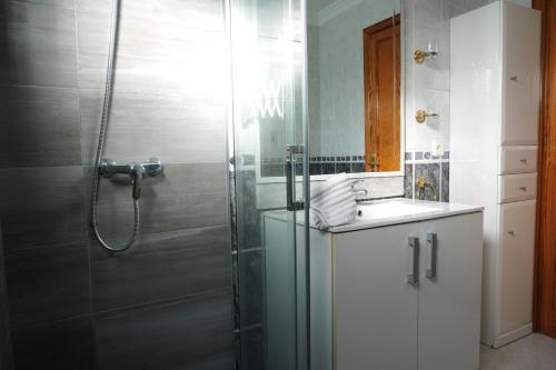 łazienka z prysznicem i umywalką w obiekcie Apartamento Costa, cerca de la playa y comercios. w Costa Teguise