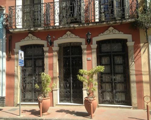 un edificio con puertas negras y macetas delante en Solar do Carmo Suites & Apartments, en Salvador