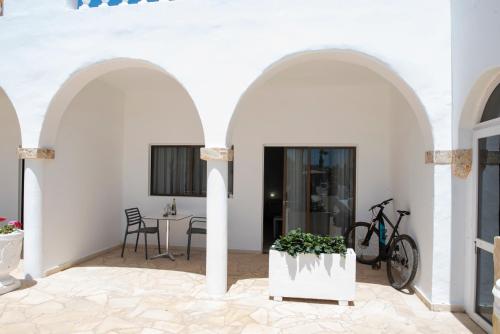 cortile con archi, tavolo e bicicletta di Siempreviva ad Agüimes