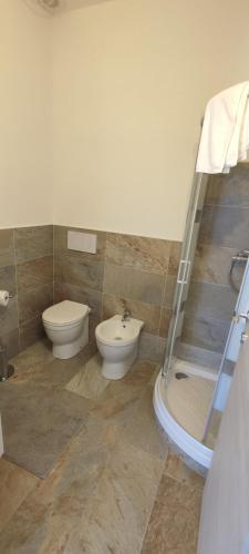 a bathroom with a toilet and a sink and a shower at Nautica Tarello - Casa Ena BeB in Viverone