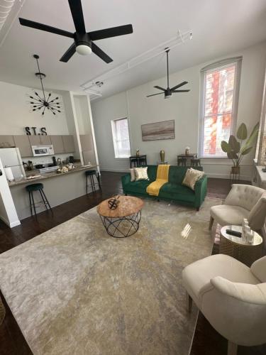 LUXURY CONDO “WALK TO EVERYTHING” – Photos 3