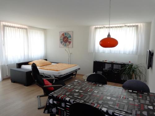 um quarto com uma cama, duas cadeiras e uma mesa em Apartment Gornerhaus em Grindelwald