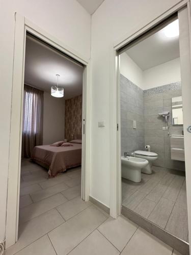 Casa Lulú في نابولي: حمام به سرير ومرحاض ومغسلة