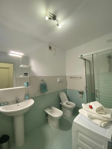 ティミショアラにあるCentral Apartmentのバスルーム(トイレ2つ、シンク、鏡付)
