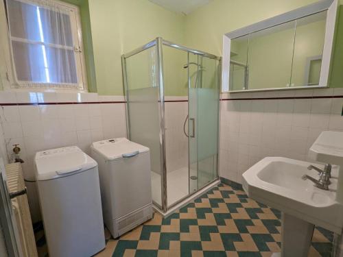 Koupelna v ubytování Gîte Blanzaguet-Saint-Cybard, 4 pièces, 6 personnes - FR-1-653-21
