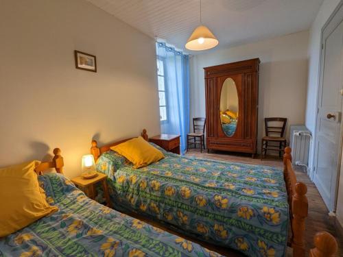 Postel nebo postele na pokoji v ubytování Gîte Blanzaguet-Saint-Cybard, 4 pièces, 6 personnes - FR-1-653-21