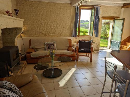 Gallery image of Gîte familial avec piscine, jardin clos, équipements bébé, animaux acceptés, Chadurie - FR-1-653-61 in Chadurie