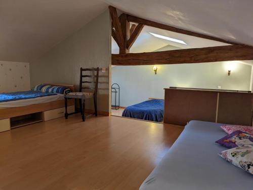 1 dormitorio con 2 camas y suelo de madera en Gîte Chadurie, 3 pièces, 5 personnes - FR-1-653-61, en Chadurie