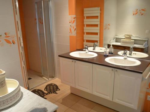 y baño con 2 lavabos y ducha. en Gîte Champagne-Vigny, 4 pièces, 6 personnes - FR-1-653-90, 