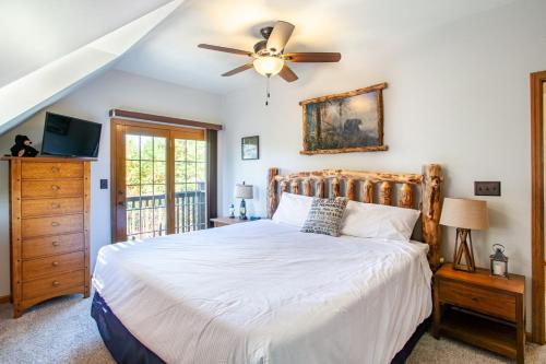 Una cama o camas en una habitación de Honey Bear Hollow Hot Tub Fire Place Game Room