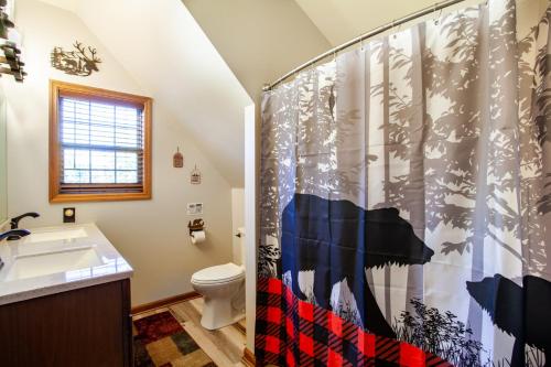 Un baño de Honey Bear Hollow Hot Tub Fire Place Game Room