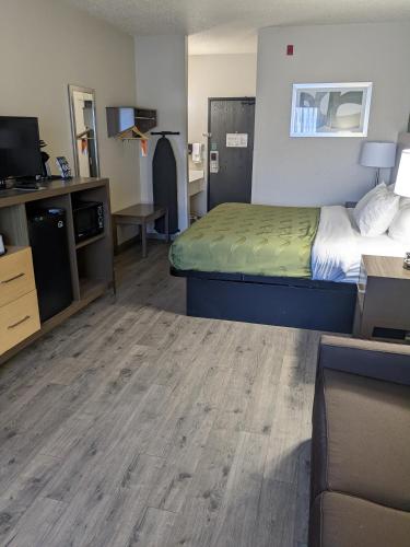 Ένα ή περισσότερα κρεβάτια σε δωμάτιο στο Quality Inn & Suites