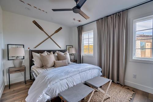 - une chambre blanche avec un grand lit et 2 chaises dans l'établissement Inn History Grand Canyon Cabin, à Williams