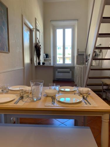 un tavolo con piatti e ciotole sopra di Vicolo Doria Apartment a Roma
