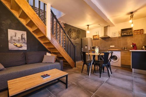 un salon avec un canapé et une table dans l'établissement Melina - jacuzzi - maison avec cour climatisée proche cité médiéval, à Carcassonne