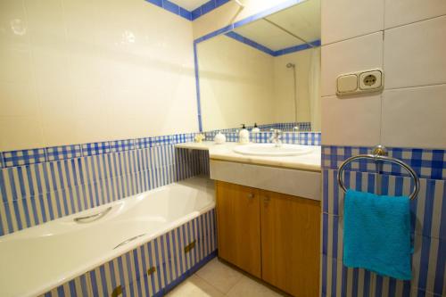 y baño con bañera, lavabo y espejo. en Apartamento Puerto Banus, en Marbella