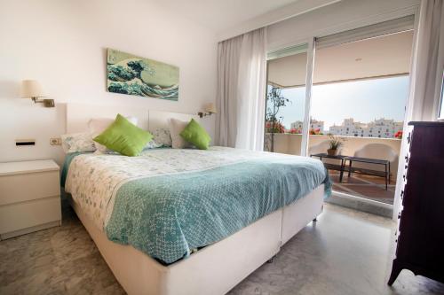 1 dormitorio con cama grande y ventana grande en Apartamento Puerto Banus, en Marbella
