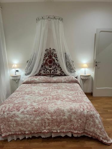 una camera con un grande letto a baldacchino di Frida a Viareggio