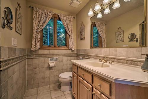 Koupelna v ubytování Hilltop Home with Panoramic Forest and Mountain Views!