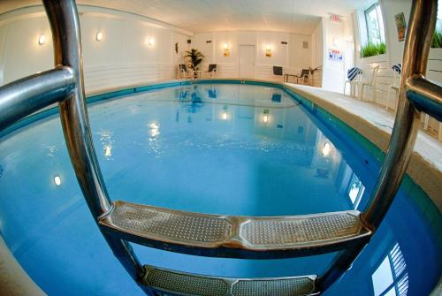 uma grande piscina com uma cadeira no meio em The Inn at Scituate Harbor em Scituate