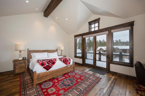 Un dormitorio con una cama y una ventana grande en Spacious Elegance, 5 en-suites, hiking trail to town, packed with amenities!, en Breckenridge