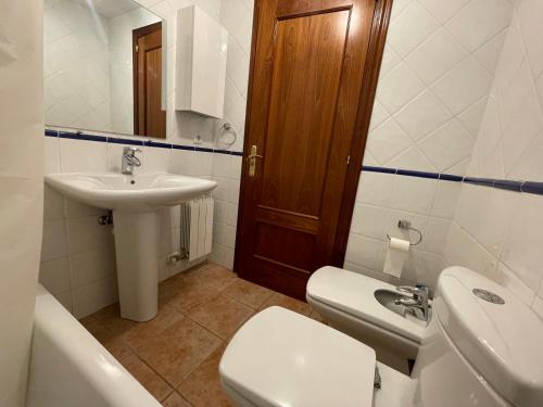 La salle de bains est pourvue d'un lavabo et de toilettes. dans l'établissement C18 - Alojamiento Mirador de Cerler - Villmor, à Cerler