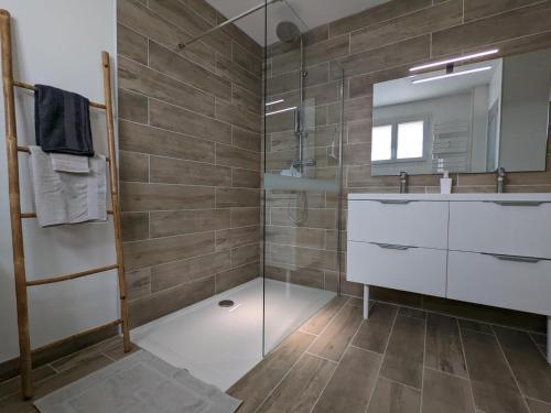 uma casa de banho com uma cabina de duche em vidro e um lavatório. em Gîte Puyréaux, 3 pièces, 4 personnes - FR-1-653-98 em Puyréaux
