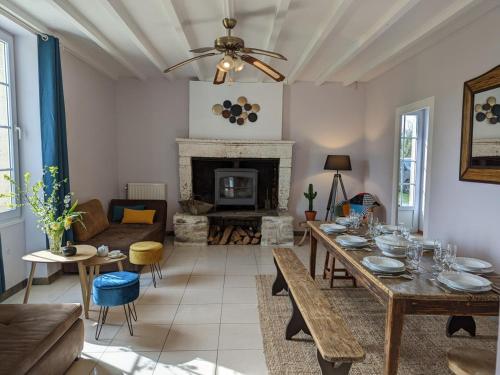 Gîte familial en pleine nature avec piscine chauffée et équipements bébé - FR-1-653-129