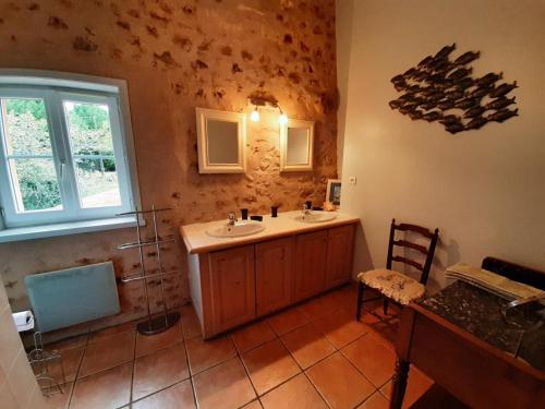 baño con 2 lavabos y ventana en Gîte Vitrac-Saint-Vincent, 4 pièces, 6 personnes - FR-1-653-132, en Montembœuf