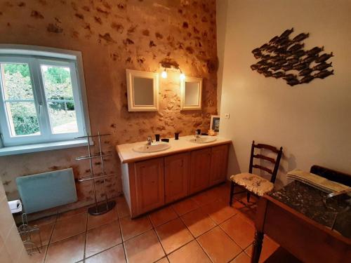 Fotografie z fotogalerie ubytování Charmante maison rénovée avec jardin clos, à proximité de sites pittoresques et de loisirs aquatiques - FR-1-653-132 v destinaci Montembœuf