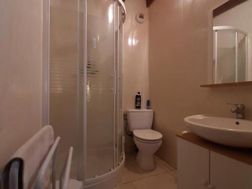 Kúpeľňa v ubytovaní Gîte Jauldes, 4 pièces, 6 personnes - FR-1-653-154