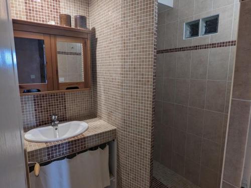 a bathroom with a sink and a shower at Maison familiale avec grand jardin près du Périgord - 3 chambres, WIFI et vélos fournis - FR-1-653-171 in Combiers