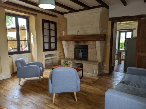 Χώρος καθιστικού στο Maison spacieuse avec piscine chauffée, jardin clos, terrasses, cheminée, et équipements bébé inclus. - FR-1-653-183