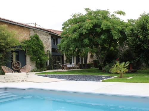 Gîte à Fontclaireau : piscine privative, jardin clos, 4 ch., draps et linge fournis - FR-1-653-202