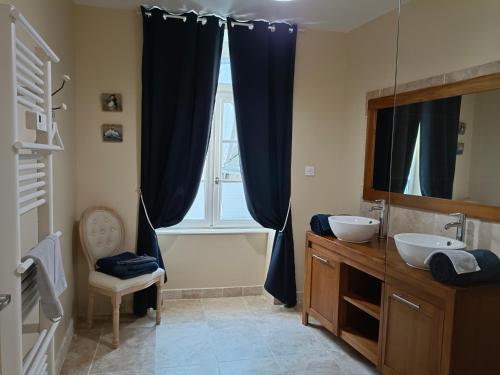 La salle de bains est pourvue de 2 lavabos, d'une baignoire et d'une fenêtre. dans l'établissement Duc de Bretagne Luxury Apparthotel, à Morlaix