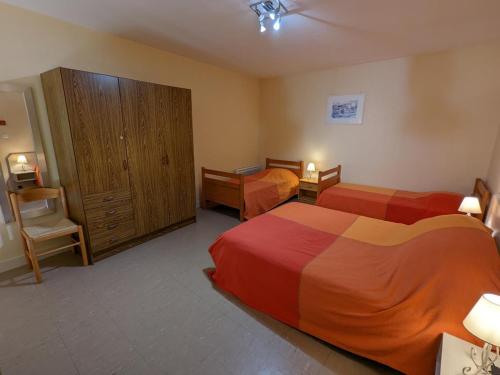 ein Hotelzimmer mit 2 Betten und einer Kommode in der Unterkunft Gîte Salles-Lavalette, 2 pièces, 4 personnes - FR-1-653-177 in Salles-Lavalette