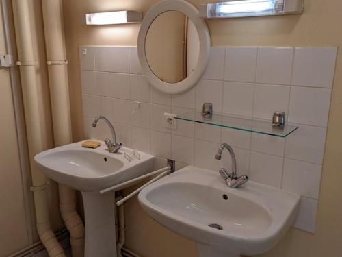 ein weißes Badezimmer mit einem Waschbecken und einem Spiegel in der Unterkunft Gîte Salles-Lavalette, 2 pièces, 4 personnes - FR-1-653-177 in Salles-Lavalette