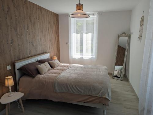 Un dormitorio con una cama grande y una ventana en Gîte Montboyer, 4 pièces, 6 personnes - FR-1-653-187 en Montboyer