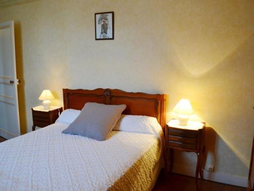 Postel nebo postele na pokoji v ubytování Gîte Saint-Genis-d'Hiersac, 3 pièces, 5 personnes - FR-1-653-189