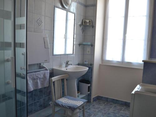 Koupelna v ubytování Gîte Saint-Genis-d'Hiersac, 3 pièces, 5 personnes - FR-1-653-189