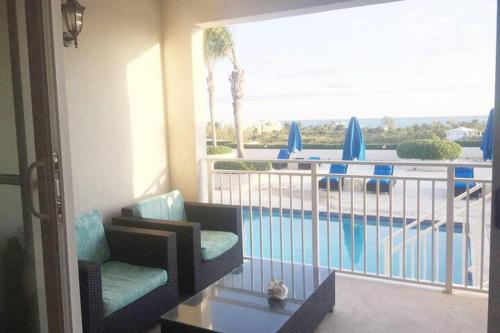 Fotografie z fotogalerie ubytování Private Poolside, Loft-Like Condo with Panoramic Grace Bay Views, Walk to Beach, Restaurants, & Turtle Cove Marina! v destinaci Turtle Cove