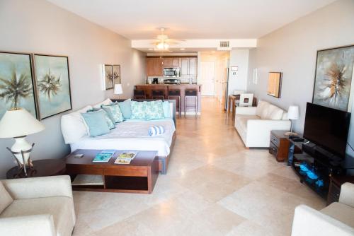 Private Poolside, Loft-Like Condo with Panoramic Grace Bay Views, Walk to Beach, Restaurants, & Turtle Cove Marina! photo 3