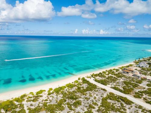 Fotografie z fotogalerie ubytování Private Poolside, Loft-Like Condo with Panoramic Grace Bay Views, Walk to Beach, Restaurants, & Turtle Cove Marina! v destinaci Turtle Cove