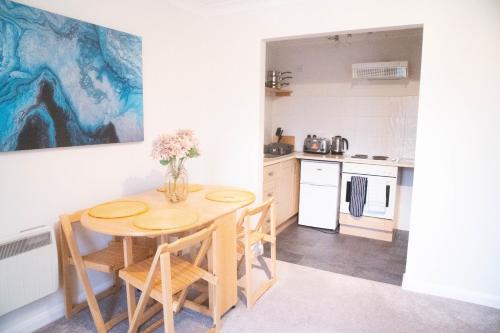 a kitchen with a table and chairs in a room at Lovely 1 bedroom Apartment High Wycombe in Buckinghamshire