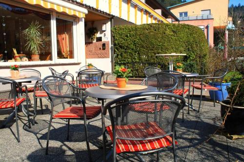 eine Gruppe von Tischen und Stühlen auf einer Terrasse in der Unterkunft Hotel Koch in Bad Liebenzell